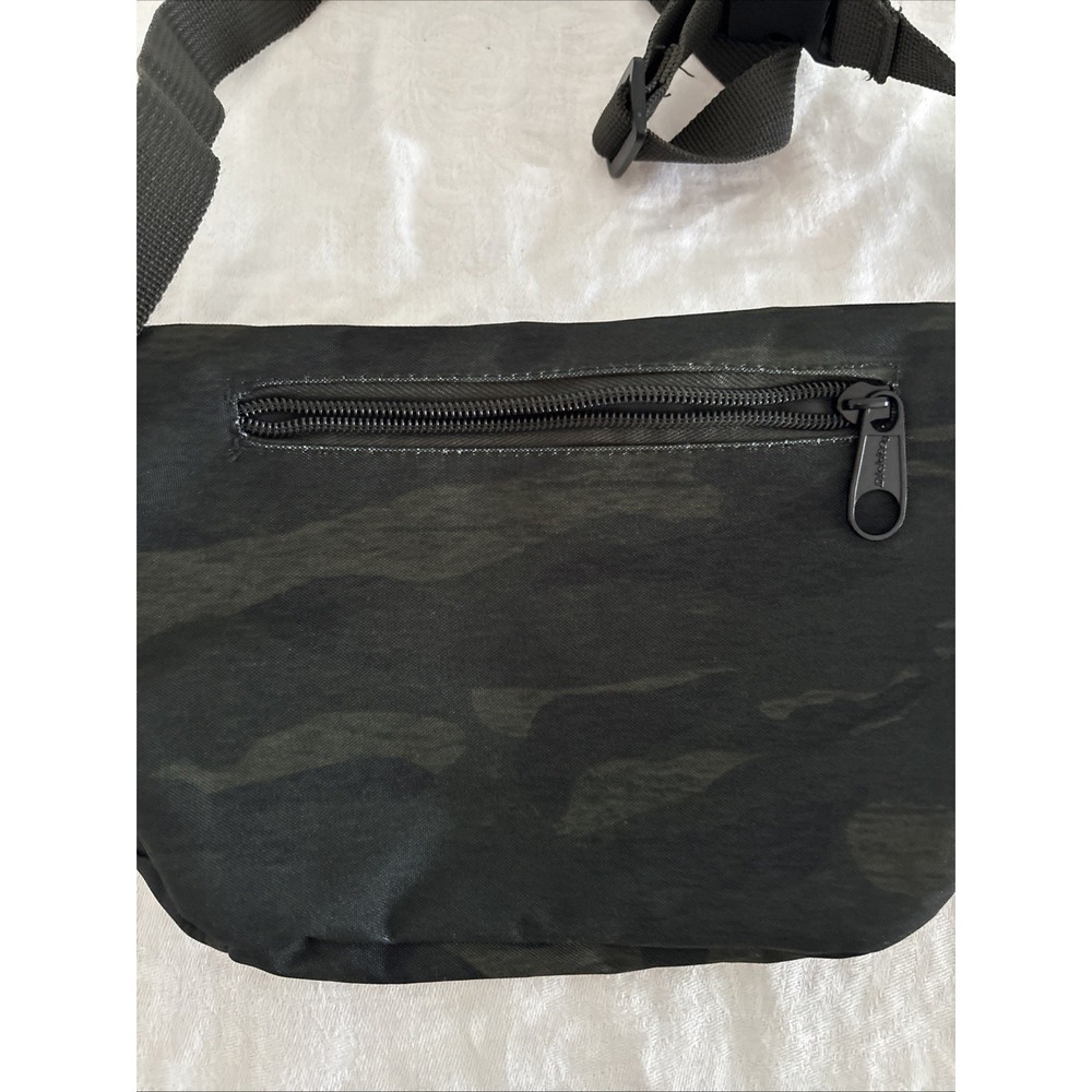 Dickies Fanny Pack Camouflage Pattern With Three Zipper Compartments - Picture 4 of 8